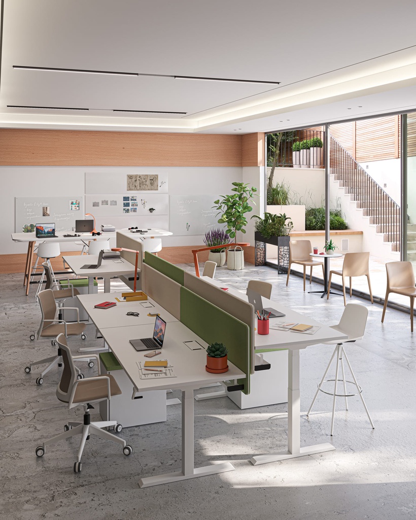 Oficina con mesa Mobility blanca de Actiu con estructura y tablero elevables