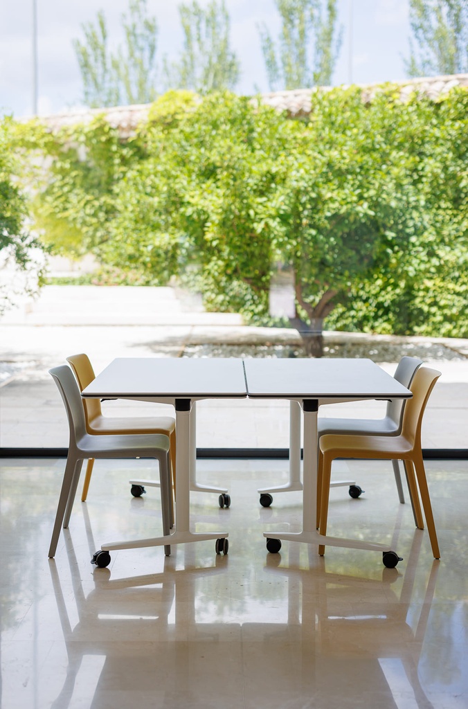 Mesa abatible y móvil con ruedas Talent de Actiu de 69 cm de fondo