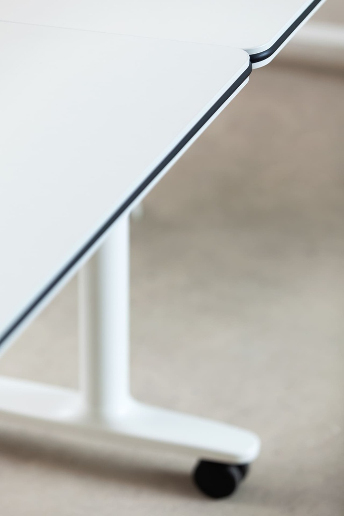 Mesa abatible y móvil con ruedas Talent de Actiu de 69 cm de fondo