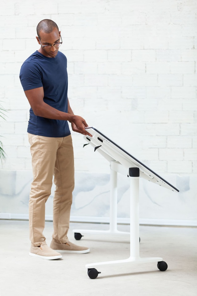 Mesa abatible y móvil con ruedas Talent de Actiu de 69 cm de fondo