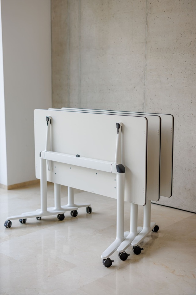 Mesa abatible y móvil con ruedas Talent de Actiu de 80 cm de fondo
