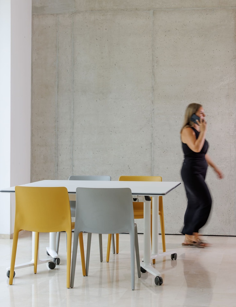 Mesa abatible y móvil con ruedas Talent de Actiu de 80 cm de fondo