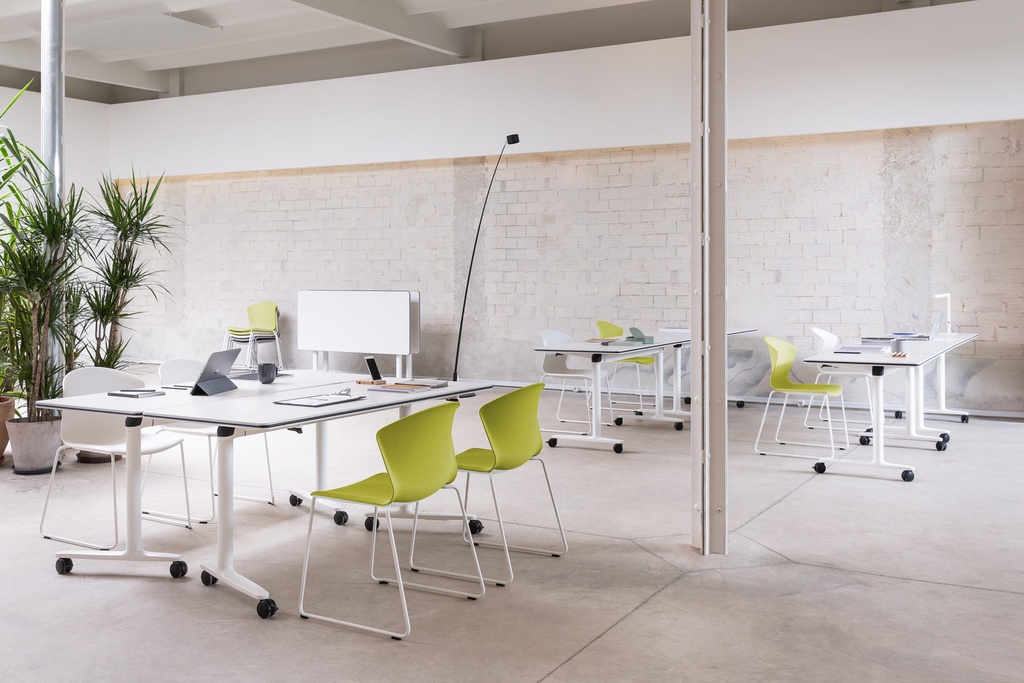 Mesa abatible y móvil con ruedas Talent de Actiu de 80 cm de fondo