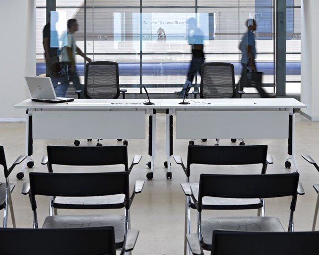 Mesa móvil y abatible Trama 80 Express en sala de conferencias