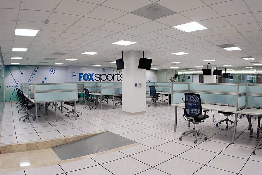 Mesa Cool C300 con patas desmontables redondas en oficinas de Fox