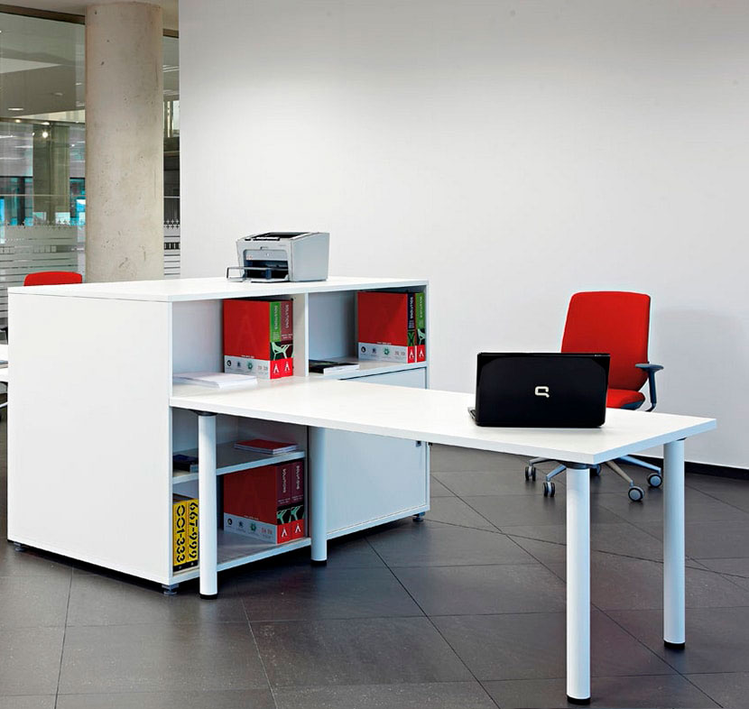 Mesa Cool C300 con patas blancas redondas y apoyo en archivo