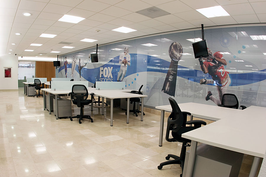 Mesa Cool C300 con patas grises redondas en oficinas de Fox