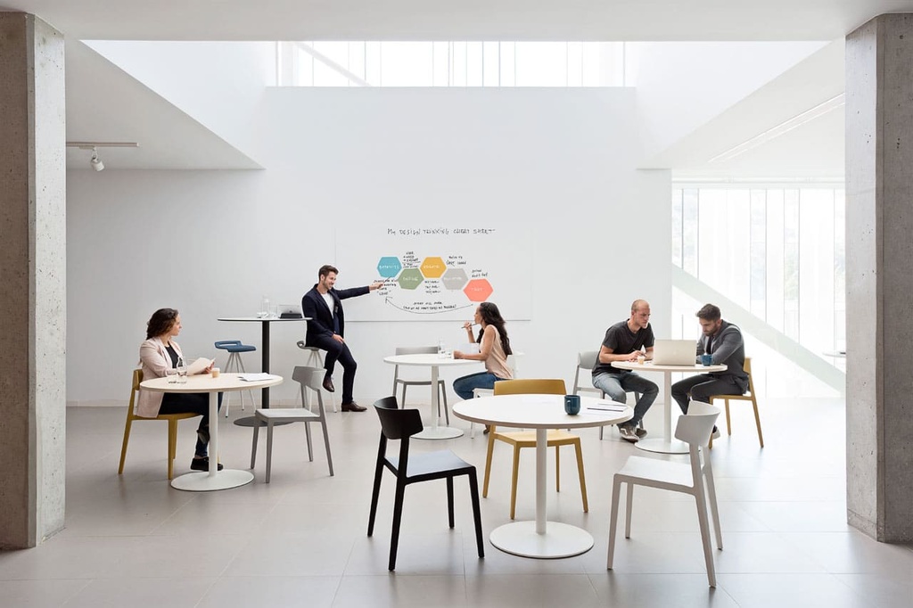 Mesa Tabula en entorno de reunión de lounge contract