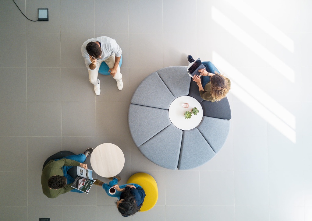 Mesa auxiliar Bend Express con tapa en acacia y sofá redondo gris Actiu