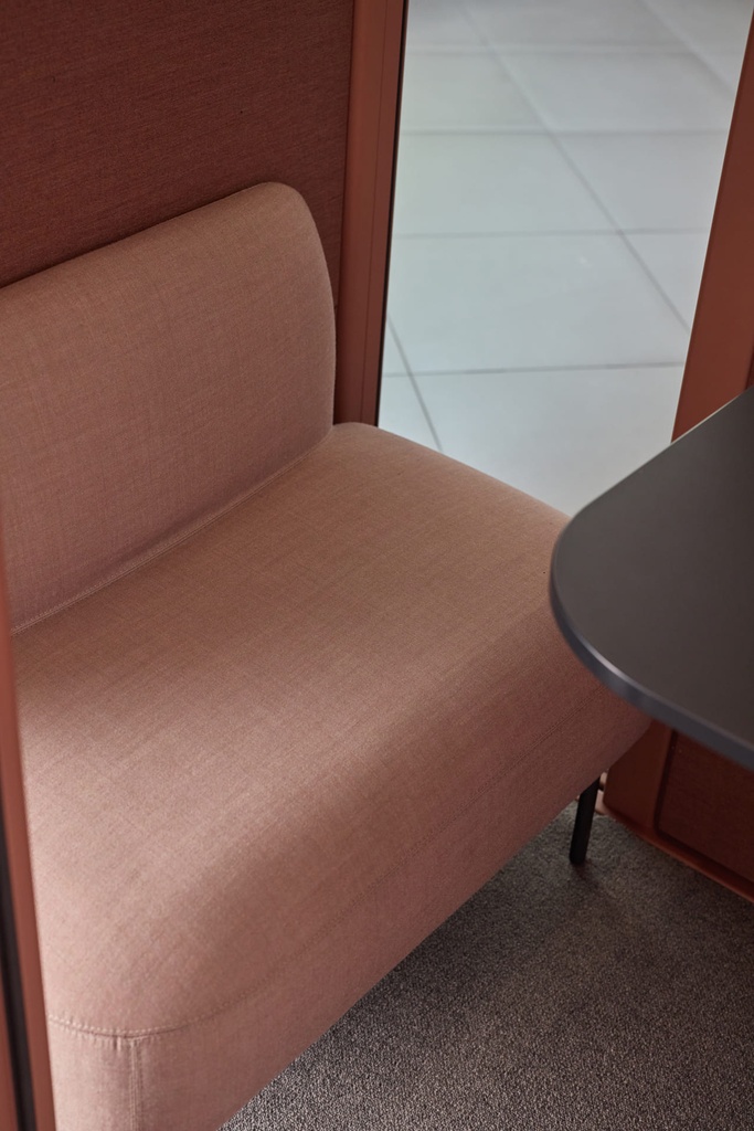 Asientos soft seating en cabina acústica rosa Qyos de Actiu