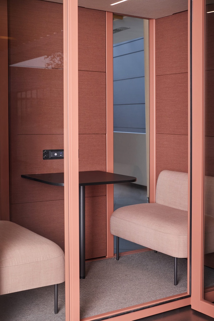 Asientos soft seating rosa en cabina acústica Qyos de Actiu