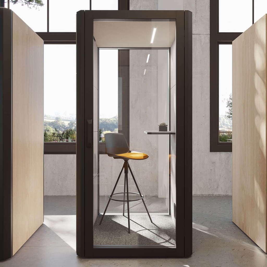 Cabina insonorizada negra Qyos 100 en showroom de Actiu