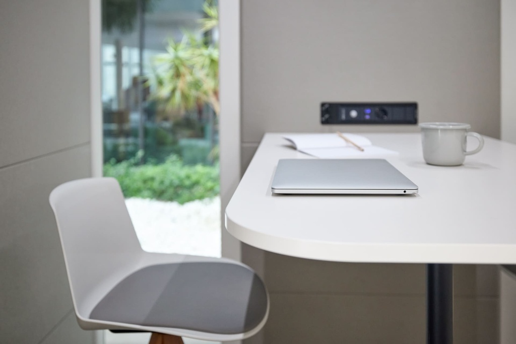 Exterior blanco e interior gris en la cabina insonorizada Qyos de Actiu