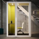 Cabina Qyos 150 con silla de oficina Noom y tapizado verde