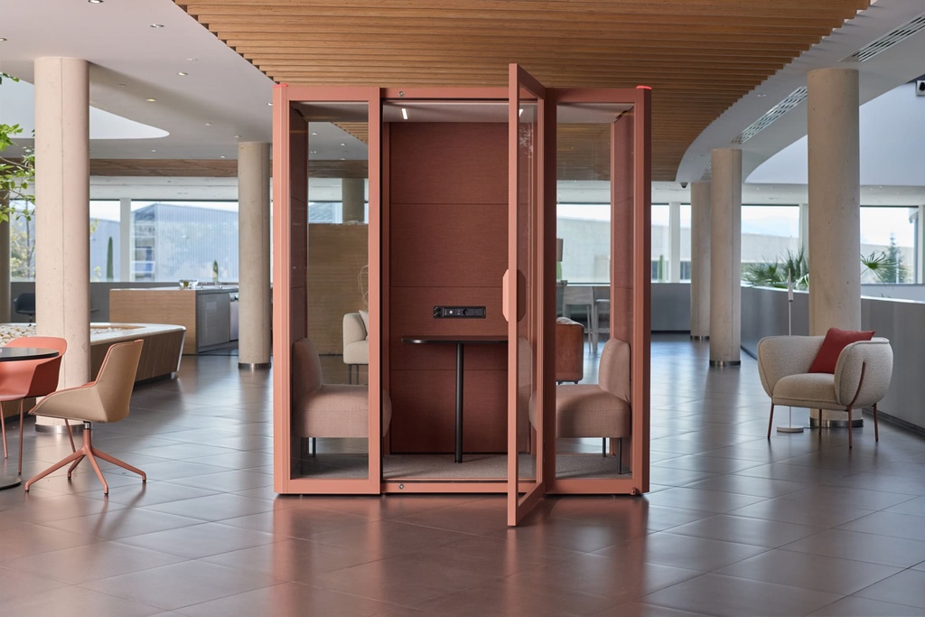 Asientos soft seating rosa en cabina para reuniones Qyos de Actiu