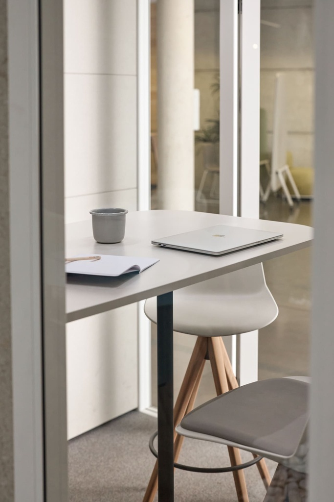 Exterior blanco e interior gris en la cabina acústica Qyos de Actiu