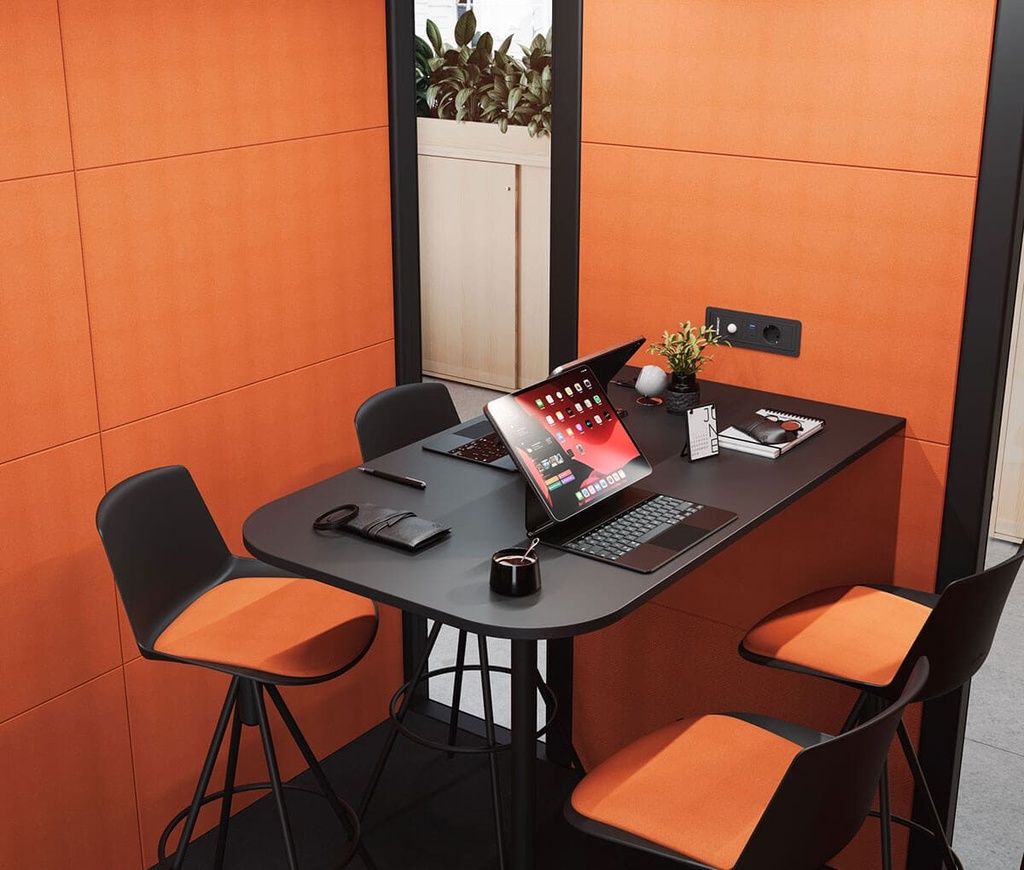 Cabina Qyos 400 con taburetes Noom y tapizado naranja