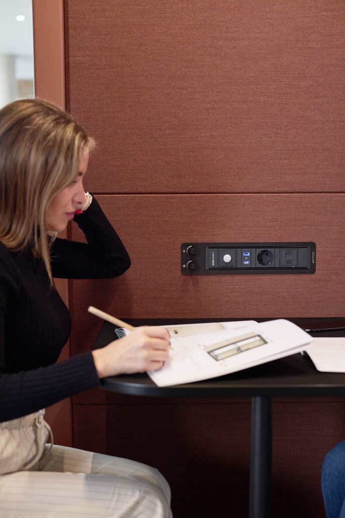 Conexiones en el interior de la cabina insonorizada Qyos 100 de Actiu