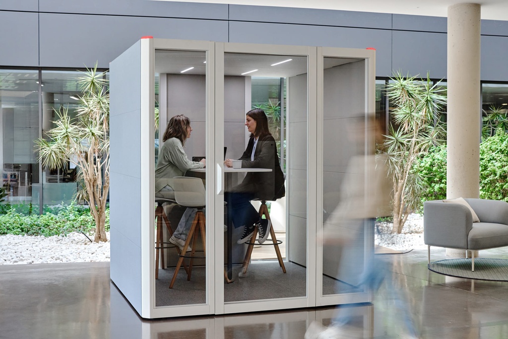 Reunión en el interior de la cabina insonorizada Qyos 400 de Actiu