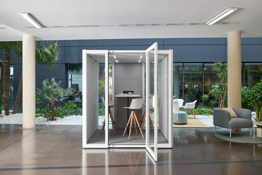 Exterior blanco e interior gris en la cabina insonorizada Qyos de Actiu