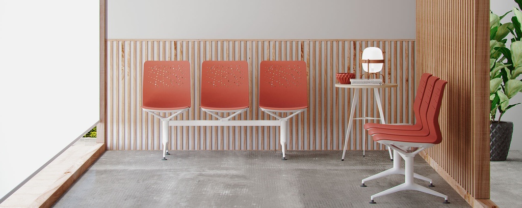 Bancada Urban con estructura blanca y tres asientos en tono coral con fondo de palillería