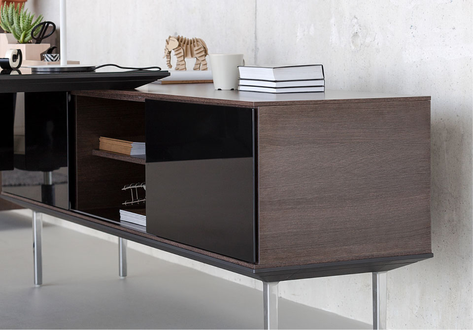 Armario aparador Longo de Actiu con puertas de cristal negro