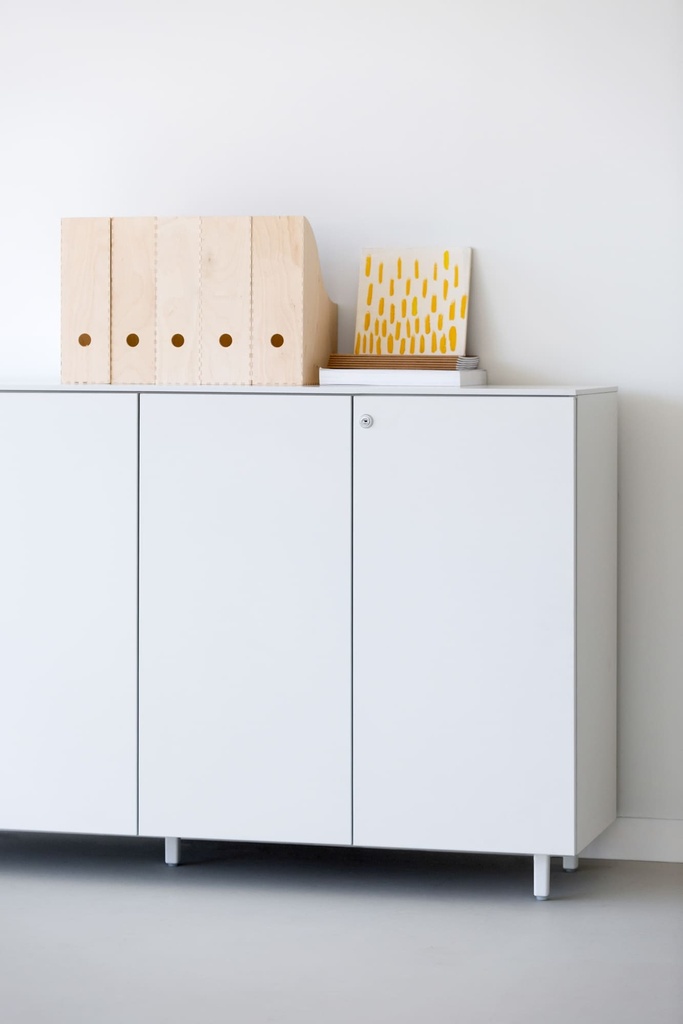 Armario Longo de Actiu con puertas abatibles de melamina blancas