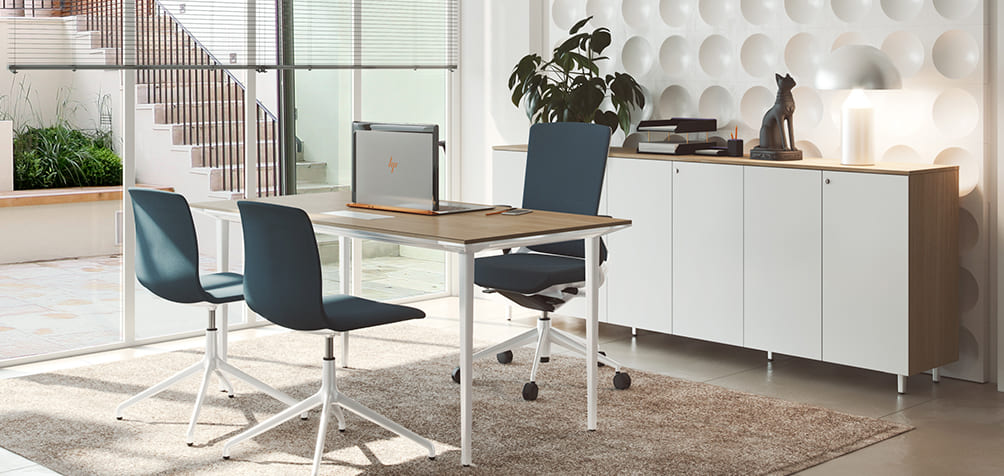 Armario Longo de Actiu en pared decorada de despacho donde recibir clientes