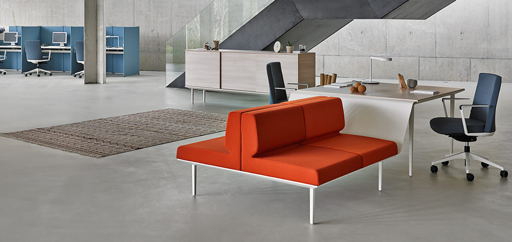 Armario, asientos soft seating y mesa Longo de Actiu en espacio de trabajo open concept