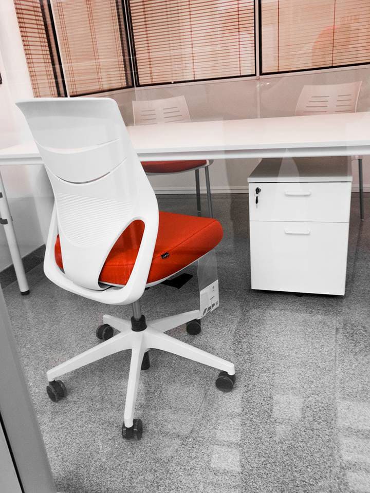 Cajonera móvil de melamina Actiu 1 cajón de archivo y 1 personal J840 con silla Efit