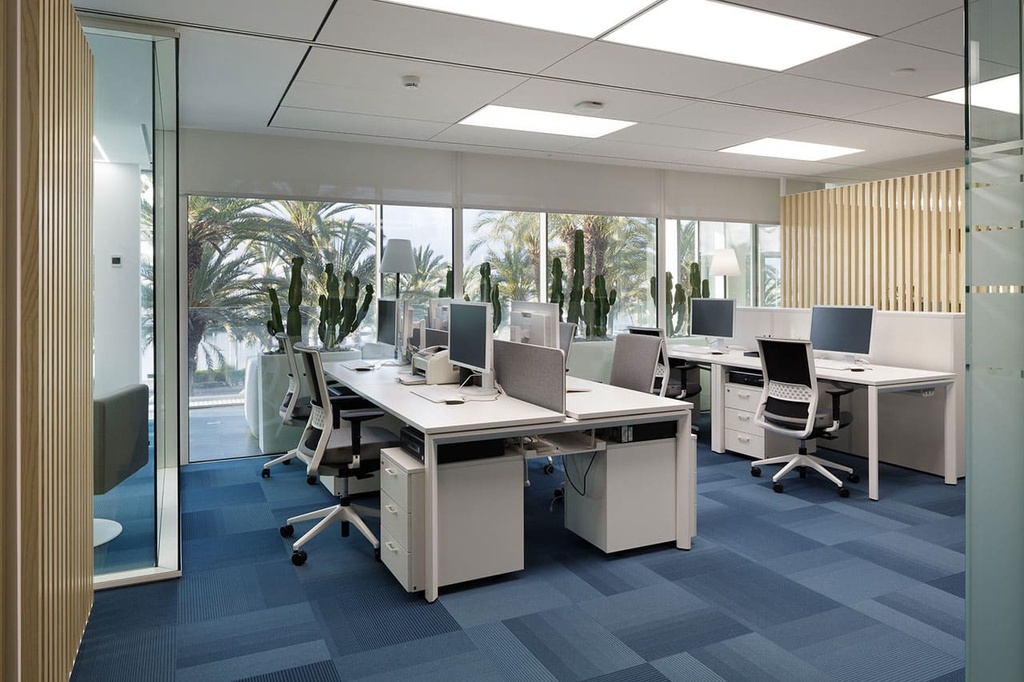 Cajonera blanca de 3 cajones en oficinas con mesas Vital Pro y sillas Stay