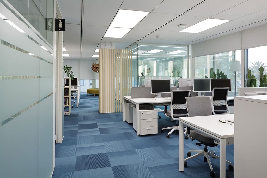 Cajonera blanca de 3 cajones en oficinas con mesas Vital Pro y sillas Stay