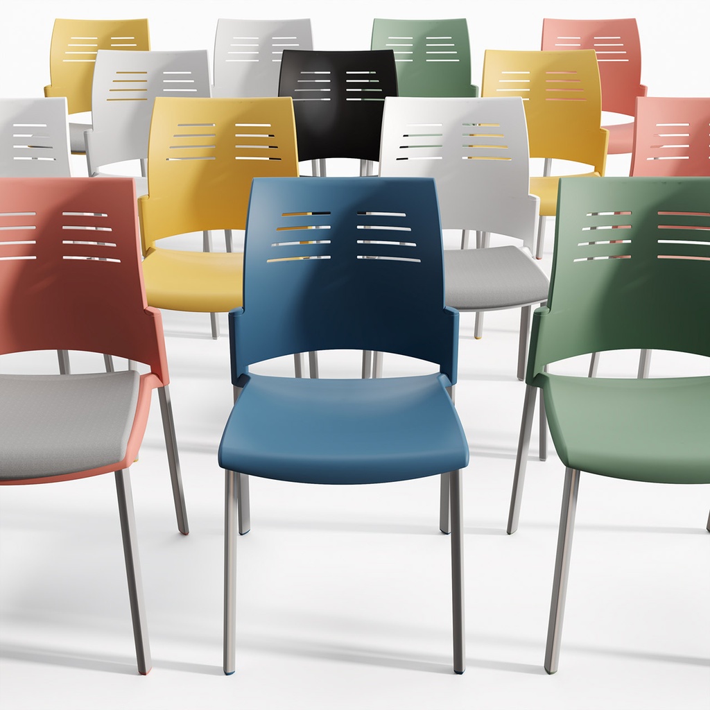 Sillas Spacio de Actiu con base de cuatro patas y carcasa de plástico en varios colores