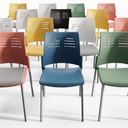 Sillas Spacio de Actiu con base de cuatro patas y carcasa de plástico en varios colores