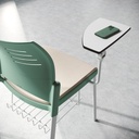 Silla Spacio de Actiu verde con pala de escritura en aula de formación