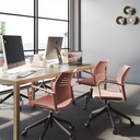 Oficina con ventanal con sillas Spacio de Actiu con base en blanco y brazos y carcasa en rosa coral