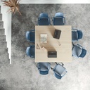 Vista cenital de silla Spacio de Actiu en azul con asiento acolchado y tapizado a juego en mesa de reunión