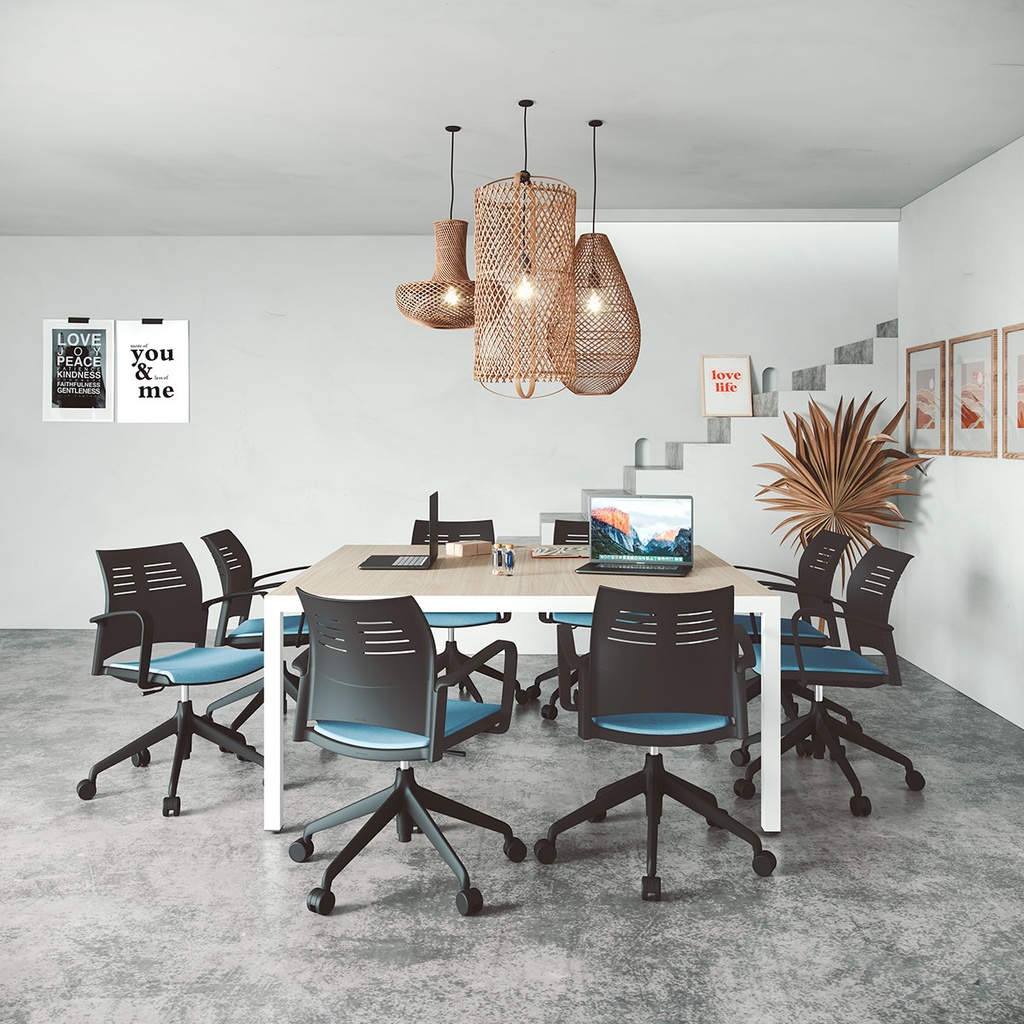 Sala de reuniones moderna con sillas Spacio negras con ruedas y asiento tapizado en azul