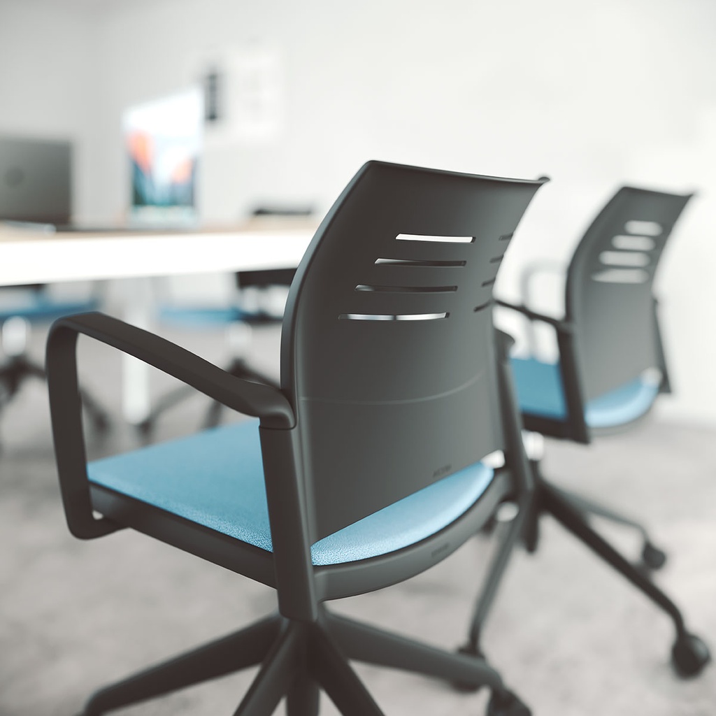 Respaldo ergonómico de silla Spacio negra con ruedas y asiento tapizado en azul