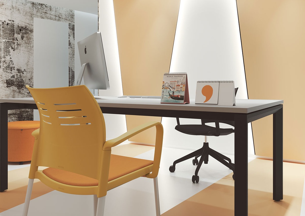 Espacio de trabajo moderno con sillas Spacio negra con ruedas y amarillo confidente