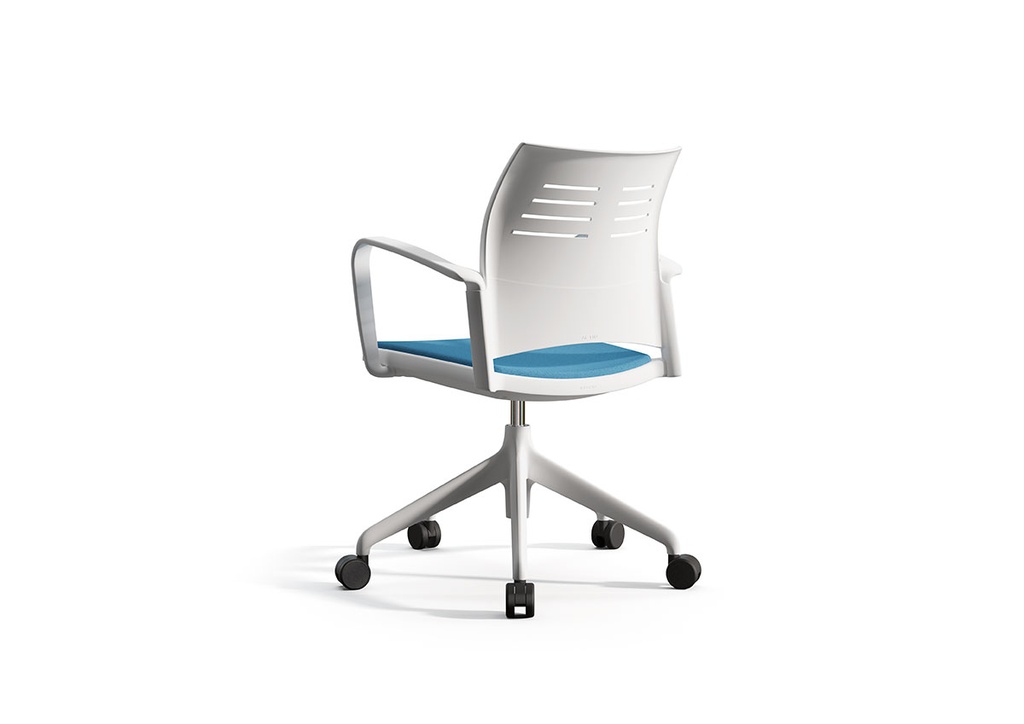 Silla Spacio de Actiu en blanco con brazos y asiento acolchado y tapizado en azul claro