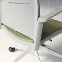 Silla Spacio con carcasa y brazos blancos, base blanca con ruedas y asiento tapizado en verde