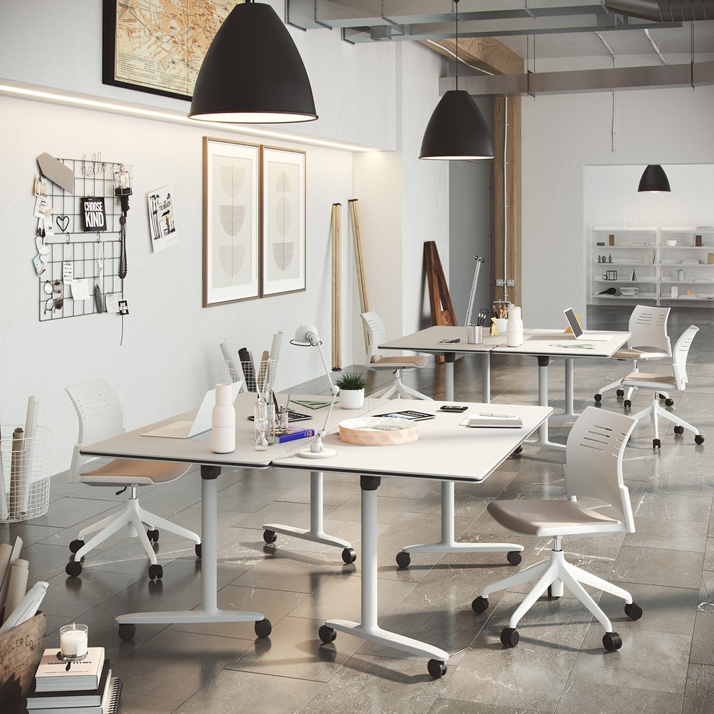 Oficina con sillas Spacio con carcasa blanca, base blanca con ruedas y asiento tapizado en beige crema