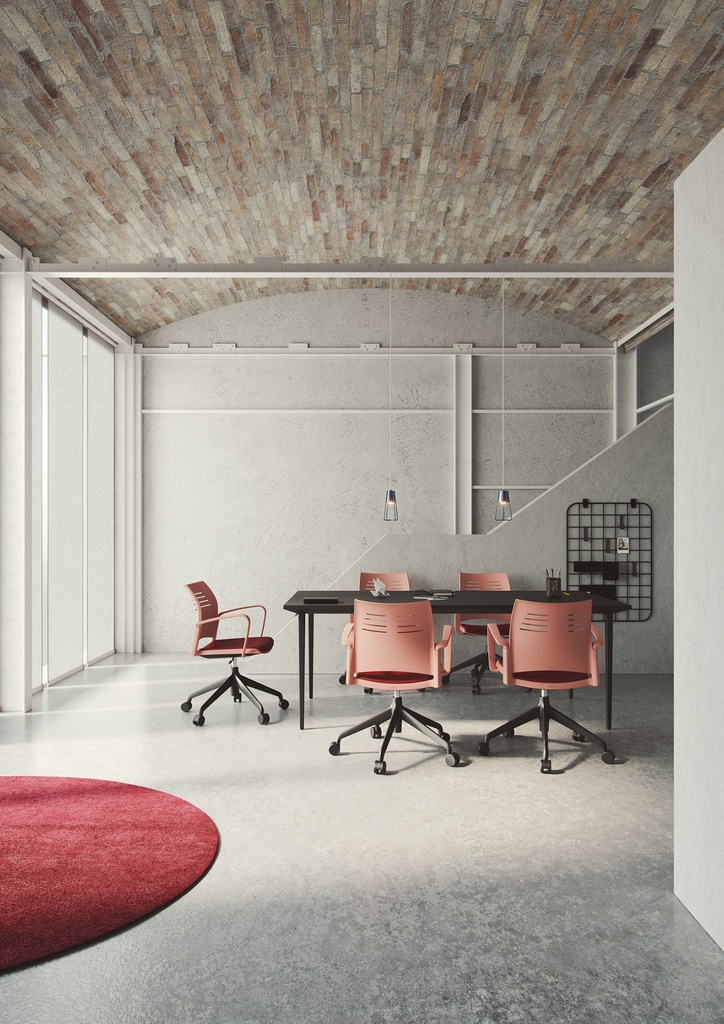 Oficina con sillas Spacio con carcasa rosa coral, base blanca con ruedas y asiento tapizado en rojo granate