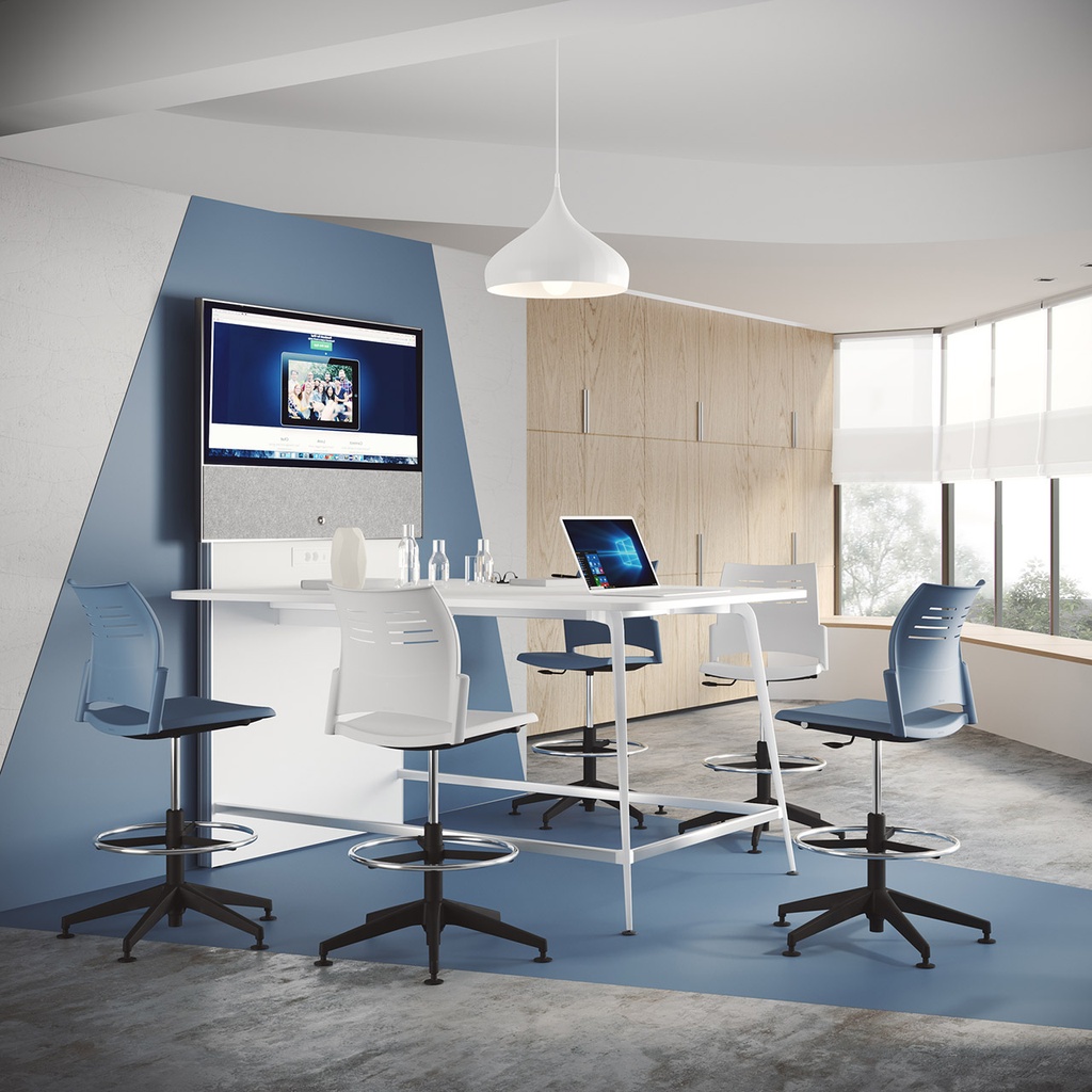 Taburetes Spacio de Actiu en sala con mesa alta para videoconferencias