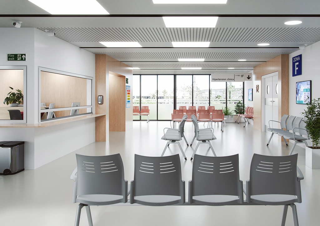 Bancada Spacio blanca en sala de espera de entorno sanitario