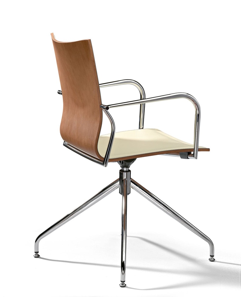 Silla Ikara giratoria autoretorno con trasera de madera lacada en castaño y frontal tapizado en piel flor auténtica de color blanco