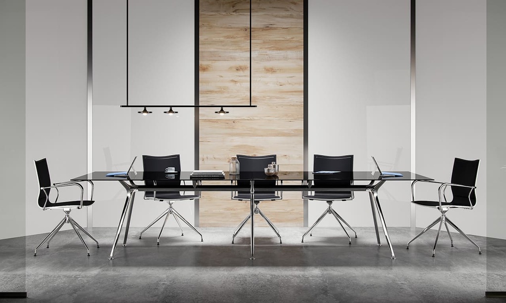 Sala de reuniones con mesa Arkitek silla Ikara con base giratoria autoretorno y carcasa de madera blanca y frontal tapizado en piel negra