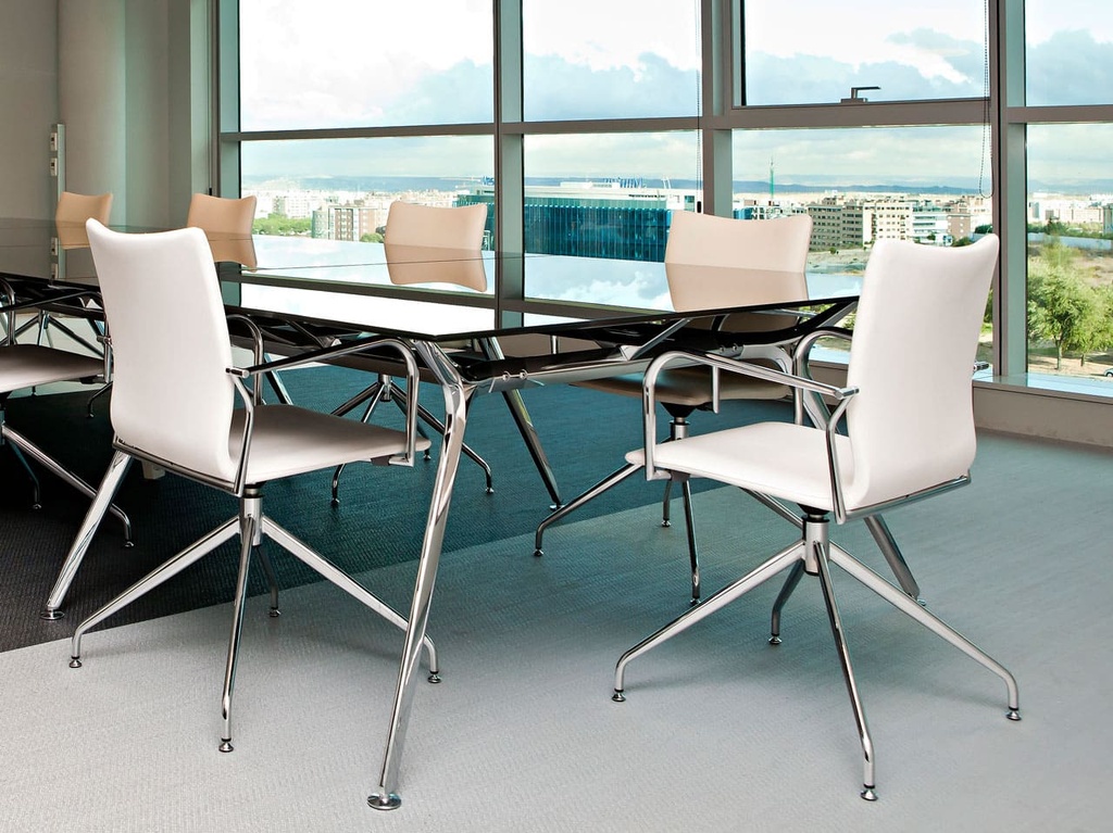 Mesa de reunión Arkitek con sillas Ikara de base giratoria autoretorno y carcasa de madera tapizadas en blanco