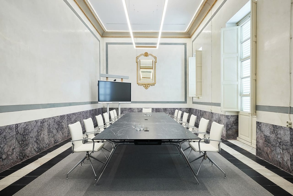 Mesa de reunión Arkitek con sillas Ikara de base giratoria autoretorno y carcasa de madera tapizadas en blanco